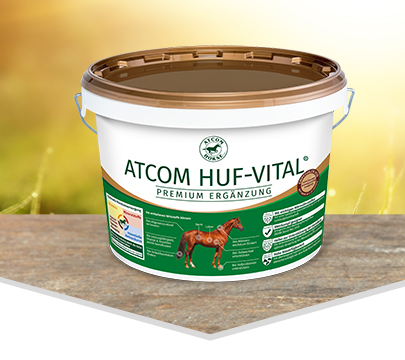 ATCOM HUF-VITAL Eimer Eimer mit ATCOM HUF-VITAL, einer Premium-Ergänzung für Pferde, mit grüner Beschriftung und goldfarbenem Deckel.