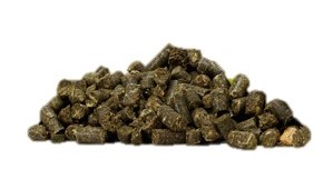 Eine Ansammlung von grünen Pellets, wahrscheinlich aus getrocknetem Gras oder Heu.