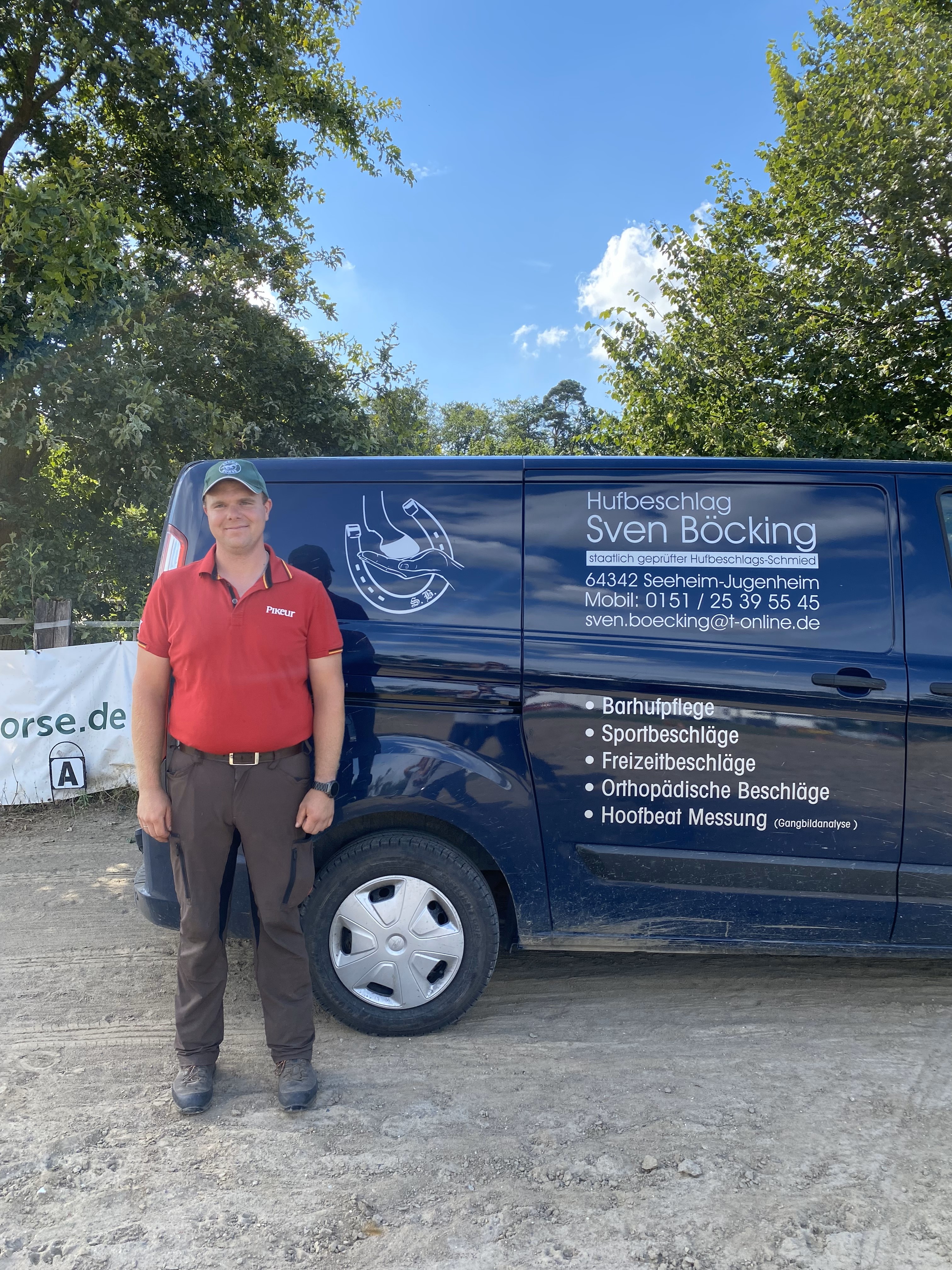 Sven Böcking neben seinem Lieferwagen Mann in rotem Shirt steht neben einem blauen Lieferwagen mit dem Namen 'Sven Böcking' und Kontaktdaten.