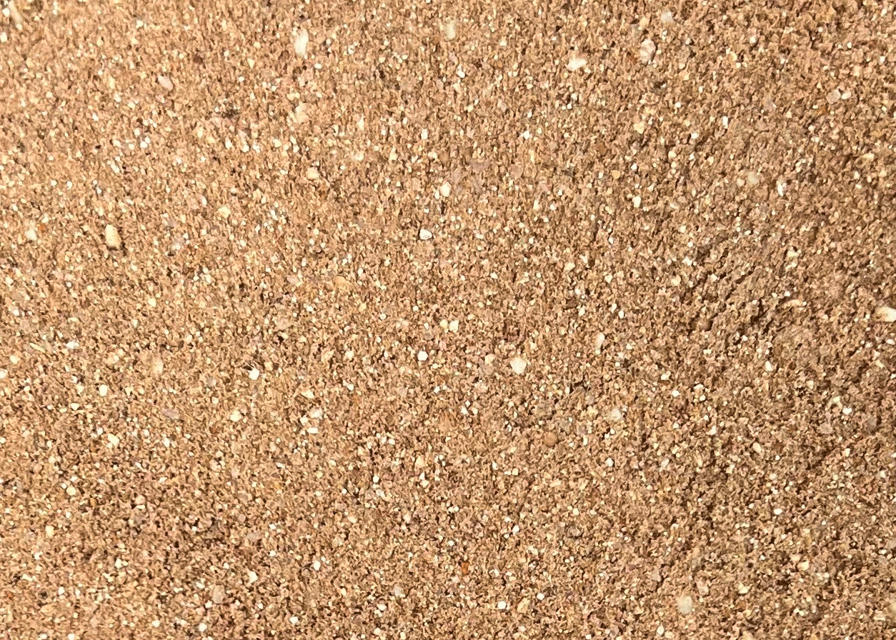 Brauner Sand Feiner, brauner Sand mit kleinen Körnern und einer gleichmäßigen Textur.